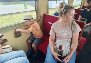 „Bo z rodziną fajnie jest…” – integrująca wycieczka do ŻArtowni w grupie XII