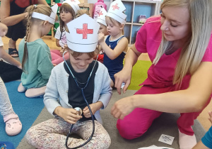 Poznajemy zawód pielęgniarki, czyli spotkanie z mamusią Antosi w gr. XII w ramach preorientacji zawodowej
