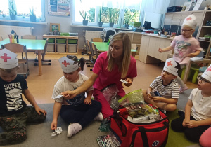 Poznajemy zawód pielęgniarki, czyli spotkanie z mamusią Antosi w gr. XII w ramach preorientacji zawodowej