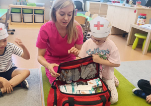 Poznajemy zawód pielęgniarki, czyli spotkanie z mamusią Antosi w gr. XII w ramach preorientacji zawodowej