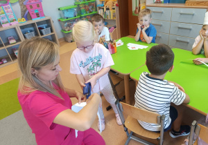 Poznajemy zawód pielęgniarki, czyli spotkanie z mamusią Antosi w gr. XII w ramach preorientacji zawodowej