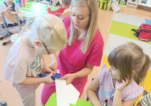 Poznajemy zawód pielęgniarki, czyli spotkanie z mamusią Antosi w gr. XII w ramach preorientacji zawodowej