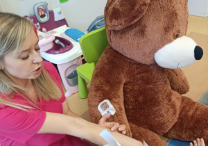 Poznajemy zawód pielęgniarki, czyli spotkanie z mamusią Antosi w gr. XII w ramach preorientacji zawodowej