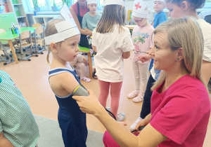 Poznajemy zawód pielęgniarki, czyli spotkanie z mamusią Antosi w gr. XII w ramach preorientacji zawodowej