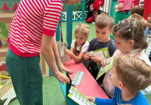 Przedszkolaki z grupy XII w Bezpiecznym Miasteczku Przedsiębiorczości
