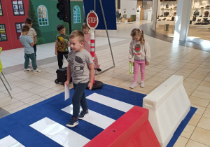Przedszkolaki z grupy XII w Bezpiecznym Miasteczku Przedsiębiorczości