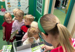 Przedszkolaki z grupy XII w Bezpiecznym Miasteczku Przedsiębiorczości