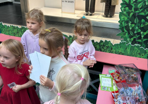 Przedszkolaki z grupy XII w Bezpiecznym Miasteczku Przedsiębiorczości