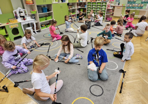 „Kijki w małych rączkach” – Starszaki na start – gr. IV