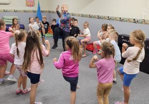 „Kijki w małych rączkach” – kreatywne zabawy w gr. IV