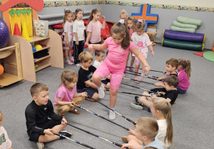 „Kijki w małych rączkach” – kreatywne zabawy w gr. IV