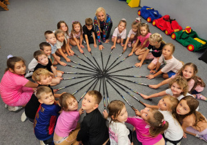 „Kijki w małych rączkach” – kreatywne zabawy w gr. IV