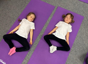 „Zwierzaki na macie” – przedszkolaki z grupy III ćwiczą jogę