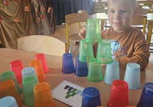 Kodowanie z kubeczkami – Code Week w grupie VII