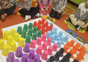 Kodowanie z kubeczkami – Code Week w grupie VII