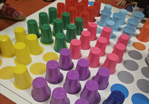 Kodowanie z kubeczkami – Code Week w grupie VII