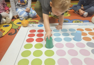 Kodowanie z kubeczkami – Code Week w grupie VII