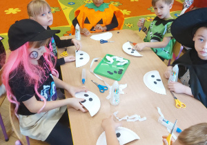 ,,Październikowe czary mary” - Innowacyjne Warsztaty Edukacyjne z KidsLab Konin w grupie V