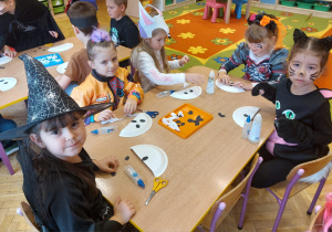 ,,Październikowe czary mary” - Innowacyjne Warsztaty Edukacyjne z KidsLab Konin w grupie V