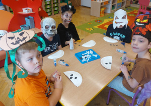 ,,Październikowe czary mary” - Innowacyjne Warsztaty Edukacyjne z KidsLab Konin w grupie V