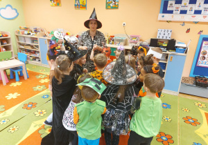 ,,Październikowe czary mary” - Innowacyjne Warsztaty Edukacyjne z KidsLab Konin w grupie V