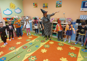 ,,Październikowe czary mary” - Innowacyjne Warsztaty Edukacyjne z KidsLab Konin w grupie V