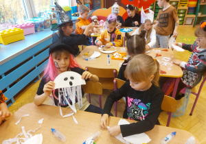 ,,Październikowe czary mary” - Innowacyjne Warsztaty Edukacyjne z KidsLab Konin w grupie V