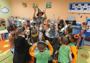 ,,Październikowe czary mary” - Innowacyjne Warsztaty Edukacyjne z KidsLab Konin w grupie V