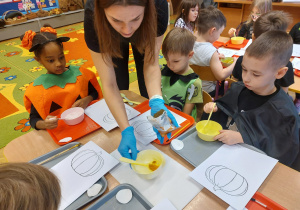,,Październikowe czary mary” - Innowacyjne Warsztaty Edukacyjne z KidsLab Konin w grupie V