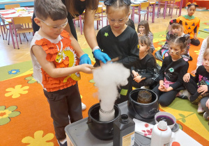 ,,Październikowe czary mary” - Innowacyjne Warsztaty Edukacyjne z KidsLab Konin w grupie V