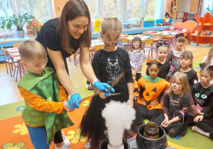 ,,Październikowe czary mary” - Innowacyjne Warsztaty Edukacyjne z KidsLab Konin w grupie V