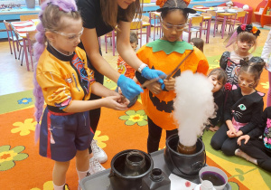 ,,Październikowe czary mary” - Innowacyjne Warsztaty Edukacyjne z KidsLab Konin w grupie V