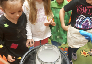 ,,Październikowe czary mary” - Innowacyjne Warsztaty Edukacyjne z KidsLab Konin w grupie V