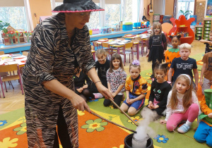 ,,Październikowe czary mary” - Innowacyjne Warsztaty Edukacyjne z KidsLab Konin w grupie V