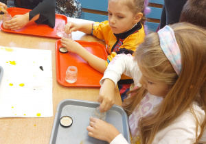 ,,Październikowe czary mary” - Innowacyjne Warsztaty Edukacyjne z KidsLab Konin w grupie V