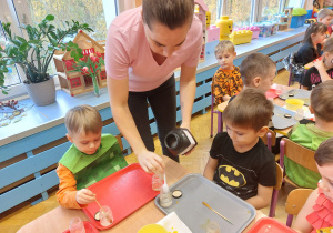 ,,Październikowe czary mary” - Innowacyjne Warsztaty Edukacyjne z KidsLab Konin w grupie V