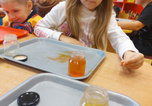 ,,Październikowe czary mary” - Innowacyjne Warsztaty Edukacyjne z KidsLab Konin w grupie V