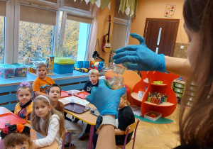 ,,Październikowe czary mary” - Innowacyjne Warsztaty Edukacyjne z KidsLab Konin w grupie V