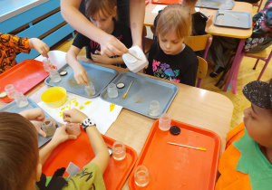 ,,Październikowe czary mary” - Innowacyjne Warsztaty Edukacyjne z KidsLab Konin w grupie V