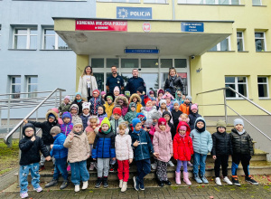 Poznajemy pracę policjanta, czyli wizyta w Komendzie Miejskiej Policji w Koninie na zaproszenie tatusia Piotrusia - gr. XI i XII