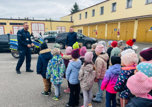 Poznajemy pracę policjanta, czyli wizyta w Komendzie Miejskiej Policji w Koninie na zaproszenie tatusia Piotrusia - gr. XI i XII
