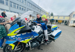 Poznajemy pracę policjanta, czyli wizyta w Komendzie Miejskiej Policji w Koninie na zaproszenie tatusia Piotrusia - gr. XI i XII