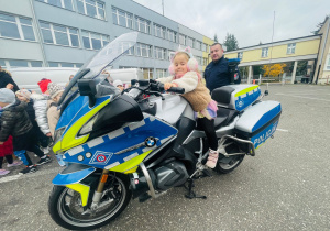 Poznajemy pracę policjanta, czyli wizyta w Komendzie Miejskiej Policji w Koninie na zaproszenie tatusia Piotrusia - gr. XI i XII