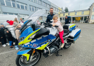 Poznajemy pracę policjanta, czyli wizyta w Komendzie Miejskiej Policji w Koninie na zaproszenie tatusia Piotrusia - gr. XI i XII
