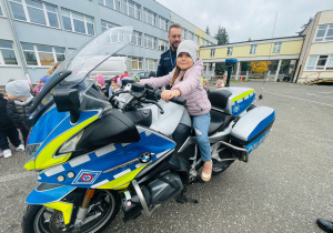 Poznajemy pracę policjanta, czyli wizyta w Komendzie Miejskiej Policji w Koninie na zaproszenie tatusia Piotrusia - gr. XI i XII