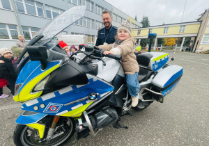 Poznajemy pracę policjanta, czyli wizyta w Komendzie Miejskiej Policji w Koninie na zaproszenie tatusia Piotrusia - gr. XI i XII