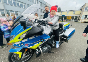 Poznajemy pracę policjanta, czyli wizyta w Komendzie Miejskiej Policji w Koninie na zaproszenie tatusia Piotrusia - gr. XI i XII