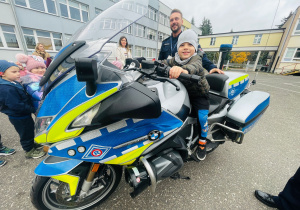 Poznajemy pracę policjanta, czyli wizyta w Komendzie Miejskiej Policji w Koninie na zaproszenie tatusia Piotrusia - gr. XI i XII