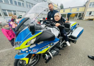 Poznajemy pracę policjanta, czyli wizyta w Komendzie Miejskiej Policji w Koninie na zaproszenie tatusia Piotrusia - gr. XI i XII