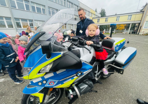 Poznajemy pracę policjanta, czyli wizyta w Komendzie Miejskiej Policji w Koninie na zaproszenie tatusia Piotrusia - gr. XI i XII